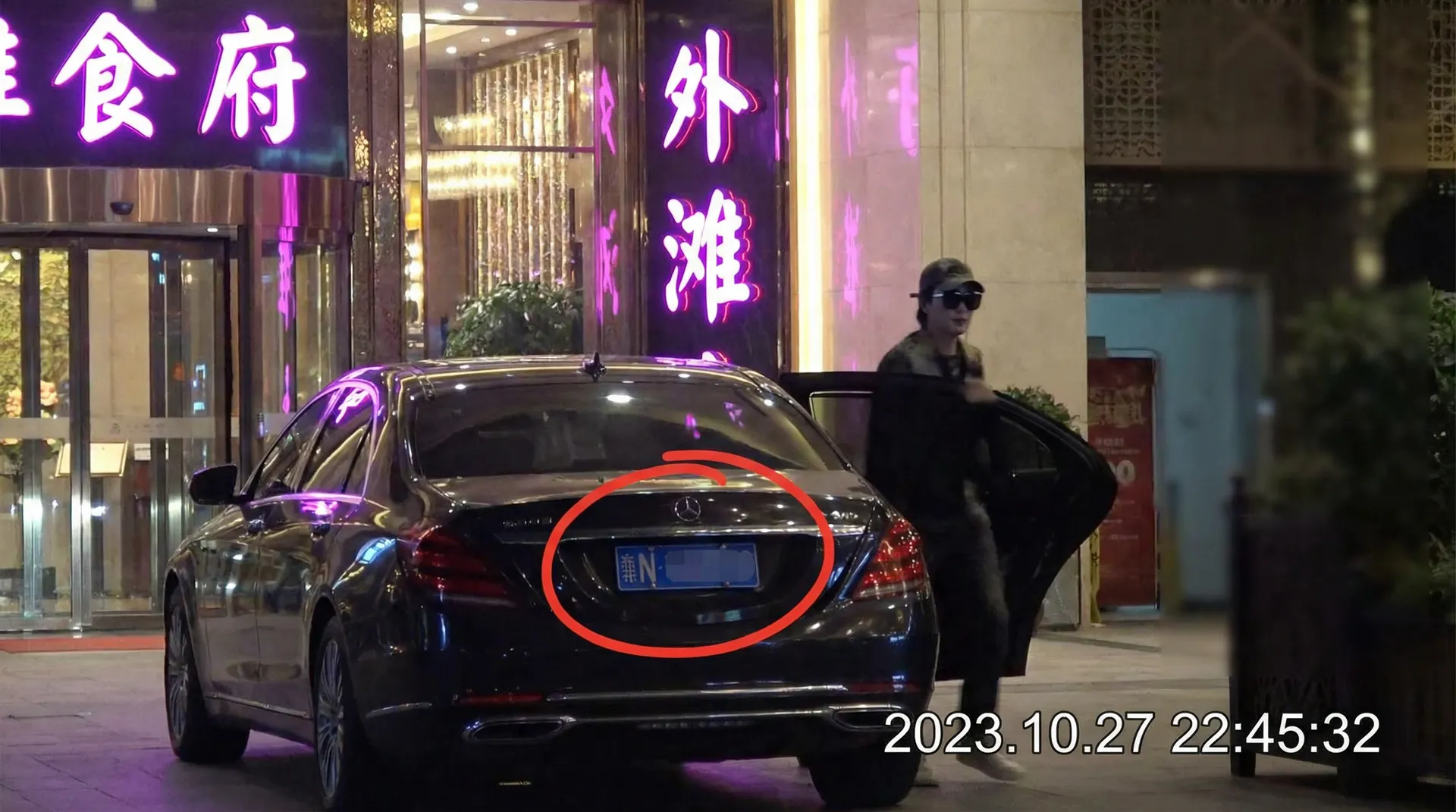 媚黑 - 某明星深夜现身高档餐厅被拍